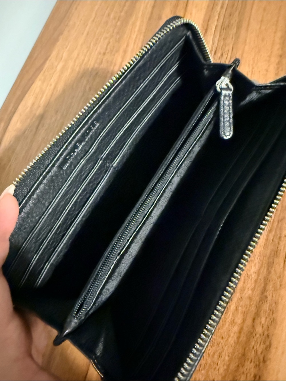 Michael Kors Black Zip-Around Wallet – Excellent Condition - Picture 4 of 5